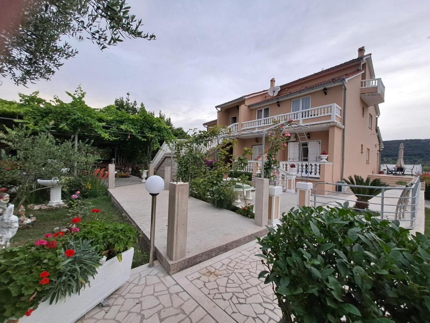 Apartments Mig - With Beautiful Garden Supetarska Draga Esterno foto